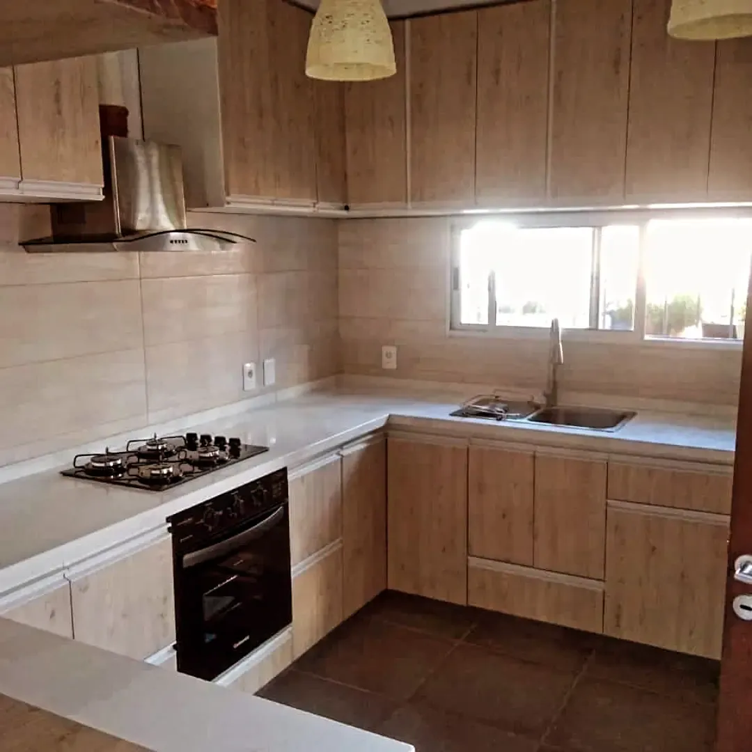 mueble bajo mesada 2,5m – espacio horno empotrado puertas batientes -color roble arena kenduky