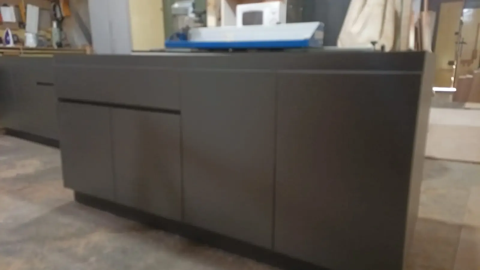 Mueble Bajo Mesada Recto 2m – Puertas Batientes y Cajones – Gris