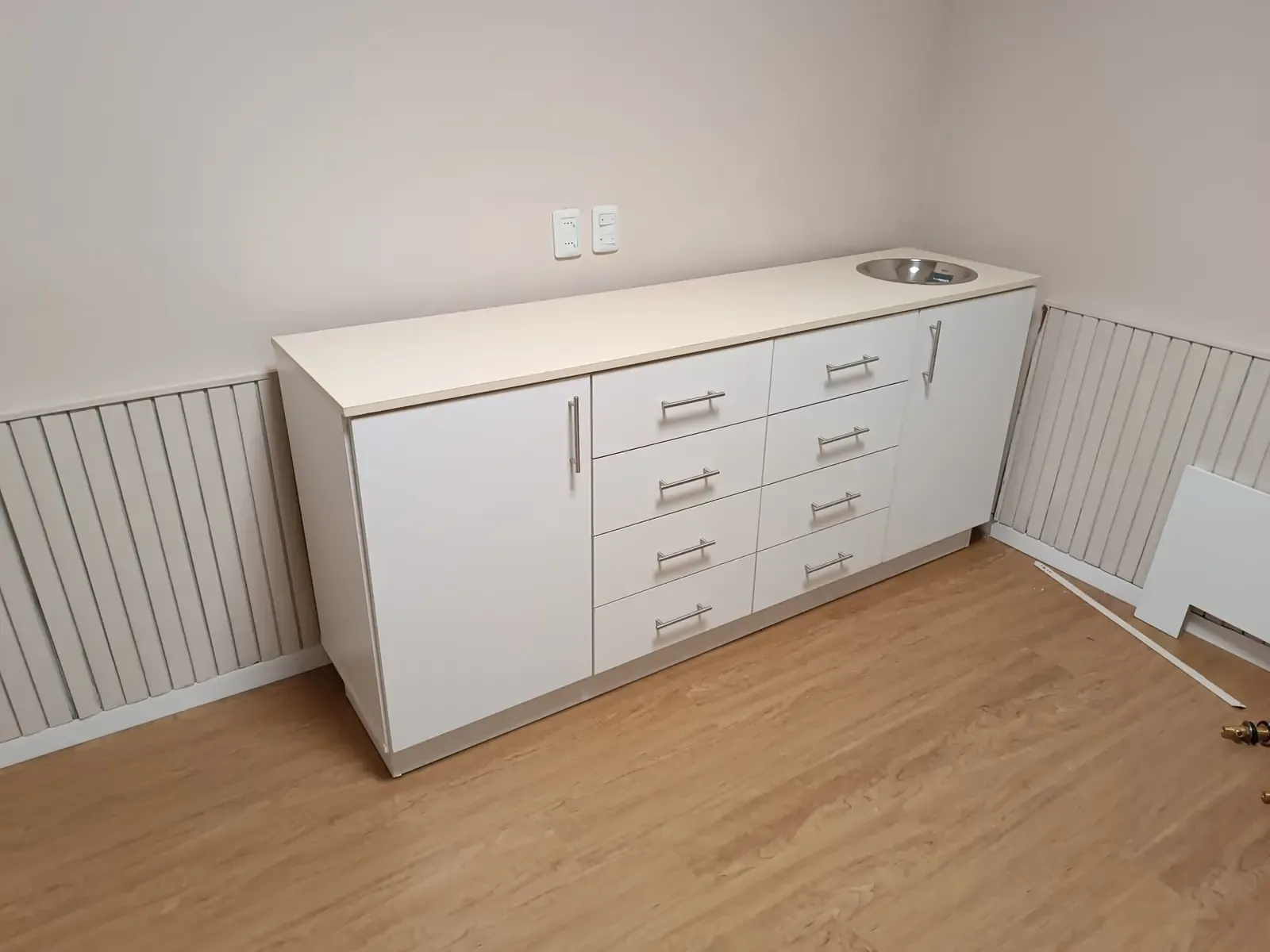 Mueble Bajo 1,60m – 2 Puertas en los Extremos y 8 Cajones Centrales con Bacha – Blanco