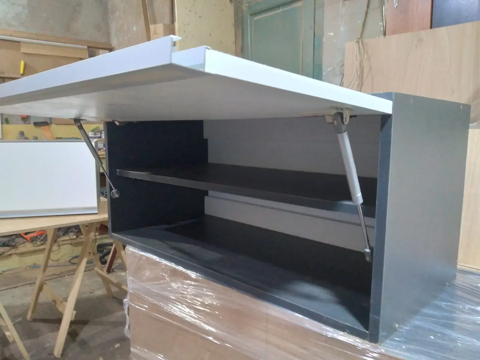 Mueble Aéreo 90cm – Puerta Batiente con Manija Perfil Aluminio – Blanco y Negro