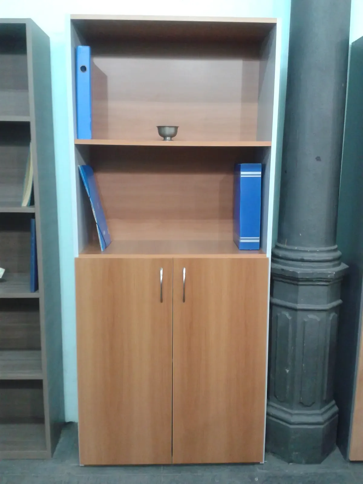 Biblioteca 1,80m – Media Puerta Inferior y Estante Superior Divisor – Guindo