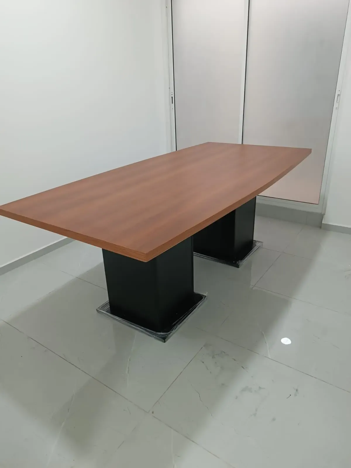 Mesa Corporativa 1,80m – Cóncava con Base de Columnas – Guindo