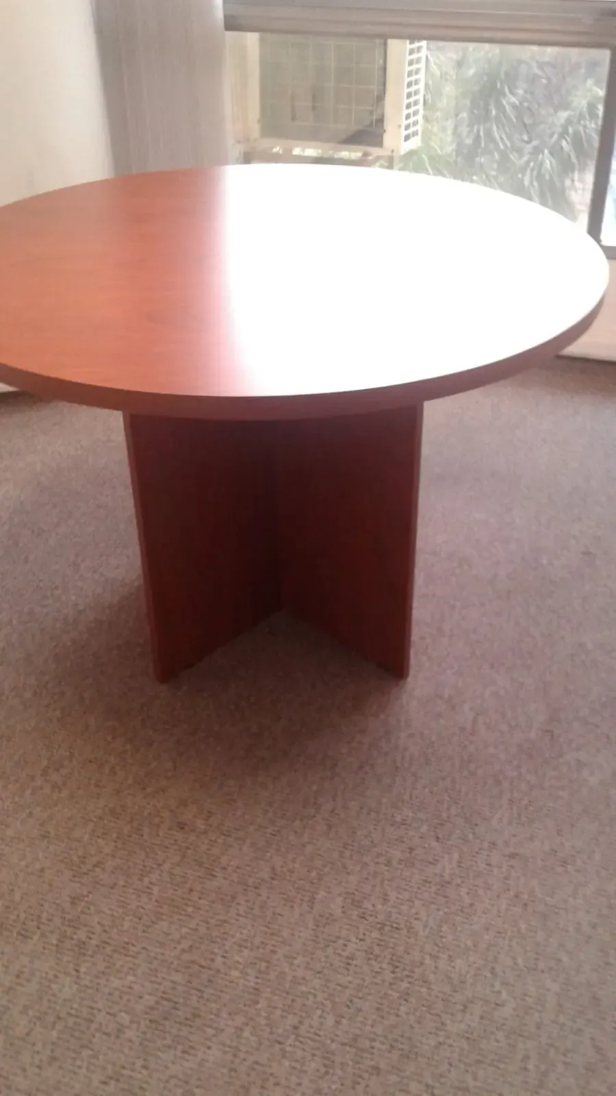 Mesa Corporativa 1,40m – Redonda con Base Recta – Guindo